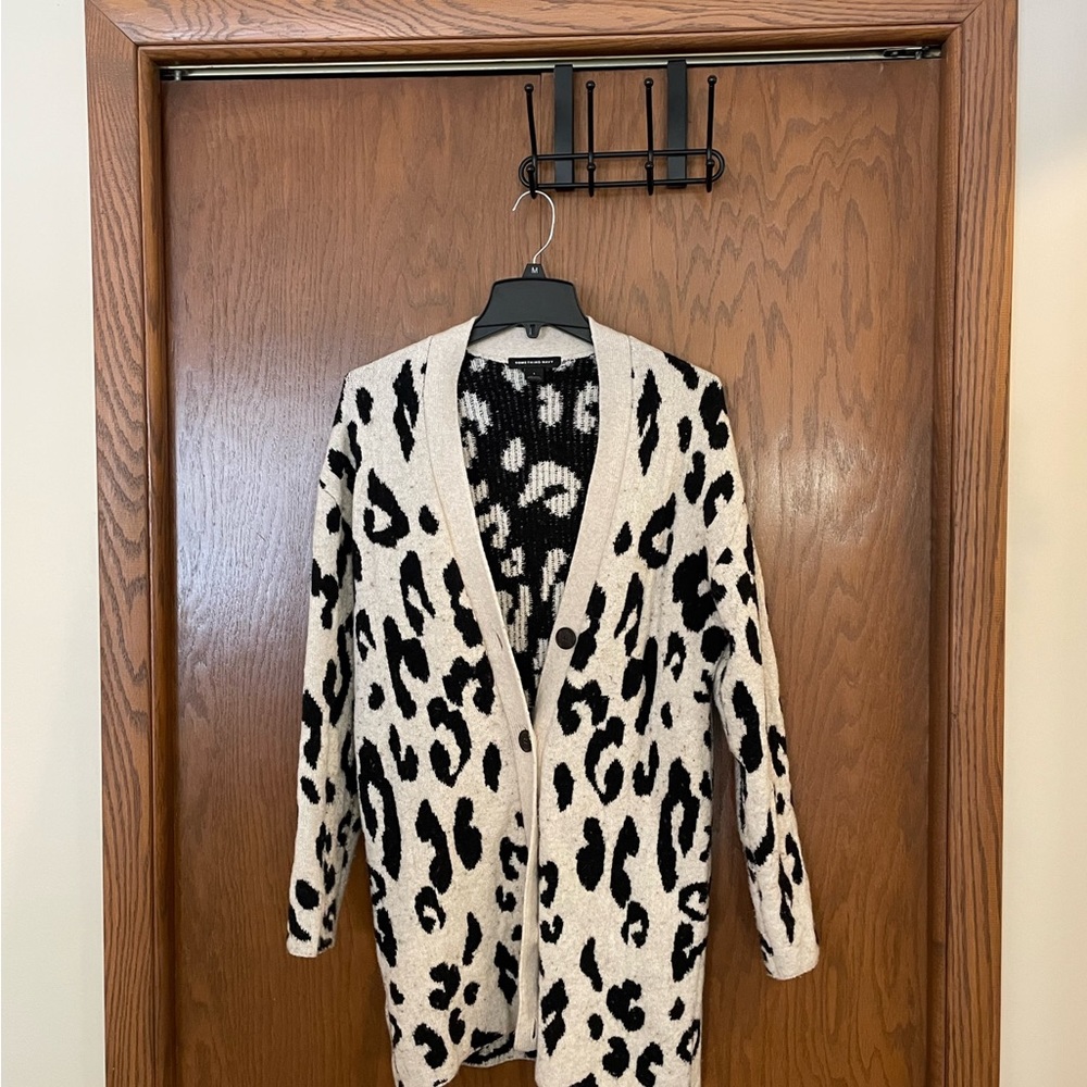 NORDSTROM SOMETHING NAVY leopard v neck cardigan